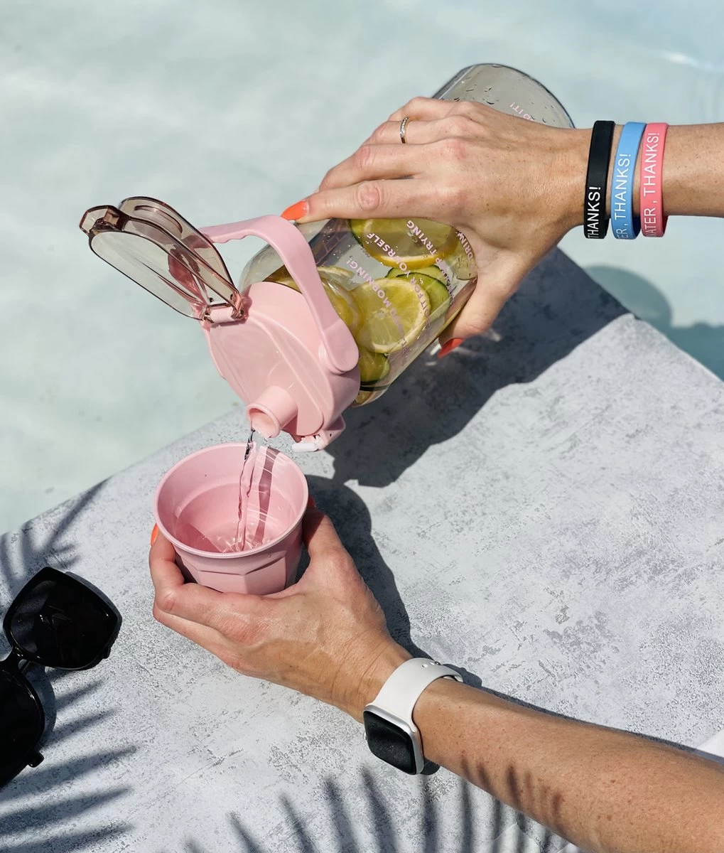 Merkloos 2 Liter Waterfles Groen Transparant - Gratis Armband - Grote Waterfles - Motivatie Fles - Bidon - Twee Liter Waterfles - Sportfles - Waterkan - Gallon - 2 Liter Bottle - Drinkfles - Schenkfles - Groen Transparant - Zwart Armbandje - Afbeelding 4