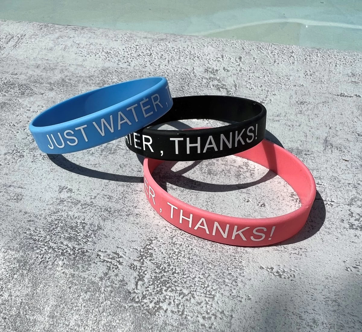 Merkloos Waterfles 2 Liter MET Sleeve Camo Zwart - Gratis Armband! - Waterfles Met Rietje -Drinkfles Met Rietje - Grote Waterfles - Bottle 2 Liter - Sportbidon - Sportfles Fitness - Waterkan - Gallon - Schenkfles - Waterflessen - Drinkbus - Afbeelding 3