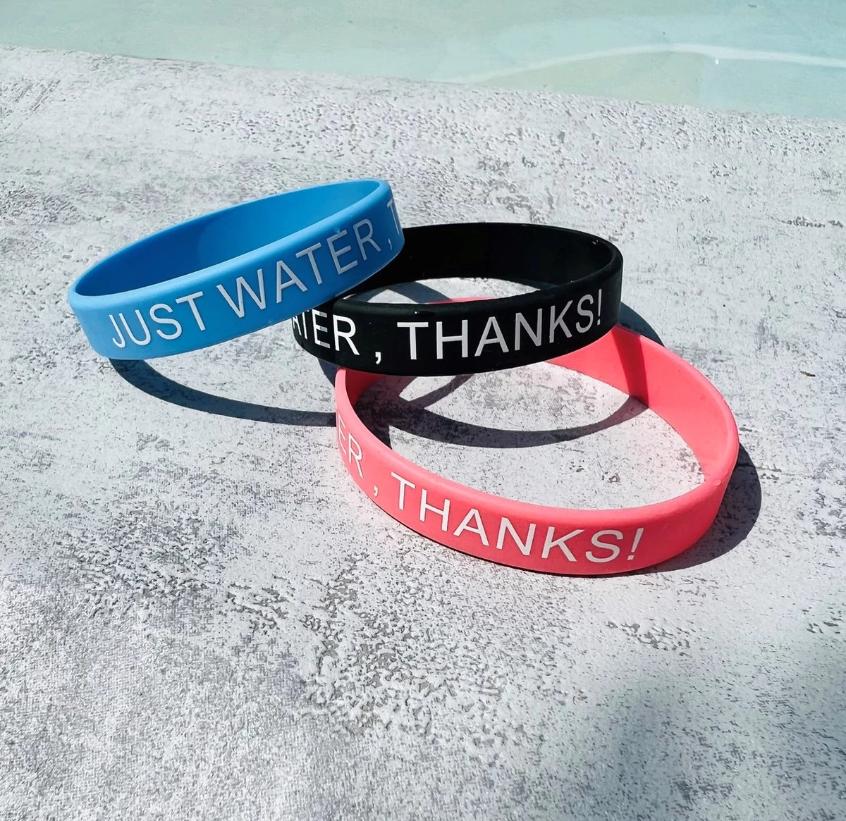 Merkloos Waterfles 2 Liter MET Sleeve Camo Zwart - Gratis Armband! - Waterfles Met Rietje -Drinkfles Met Rietje - Grote Waterfles - Bottle 2 Liter - Sportbidon - Sportfles Fitness - Waterkan - Gallon - Schenkfles - Waterflessen - Drinkbus - Afbeelding 6