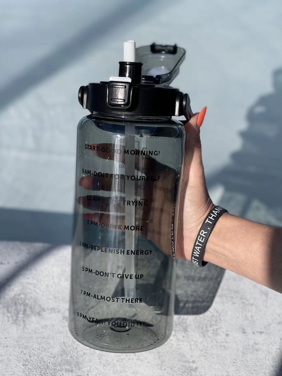 Merkloos Waterfles 2 Liter MET Sleeve Camo Zwart - Gratis Armband! - Waterfles Met Rietje -Drinkfles Met Rietje - Grote Waterfles - Bottle 2 Liter - Sportbidon - Sportfles Fitness - Waterkan - Gallon - Schenkfles - Waterflessen - Drinkbus - Afbeelding 2