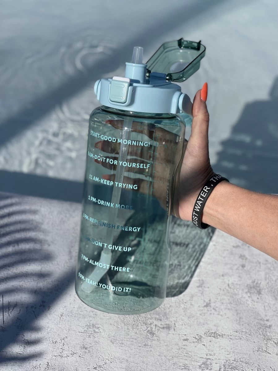 Merkloos 2 Liter Waterfles Groen Transparant - Gratis Armband - Grote Waterfles - Motivatie Fles - Bidon - Twee Liter Waterfles - Sportfles - Waterkan - Gallon - 2 Liter Bottle - Drinkfles - Schenkfles - Groen Transparant - Zwart Armbandje - Afbeelding 2