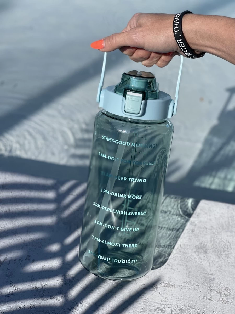 Merkloos 2 Liter Waterfles Groen Transparant - Gratis Armband - Grote Waterfles - Motivatie Fles - Bidon - Twee Liter Waterfles - Sportfles - Waterkan - Gallon - 2 Liter Bottle - Drinkfles - Schenkfles - Groen Transparant - Zwart Armbandje - Afbeelding 6