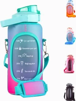 By Bresi - Waterfles 2 Liter MET Sleeve Groen/Paars - Gratis Armband - Waterfles Met Rietje -Drinkfles Met Rietje - Grote Waterfles - Bottle 2 Liter - Sportbidon - Sportfles Fitness - Waterkan - Gallon - Schenkfles - Waterflessen - Drinkbus